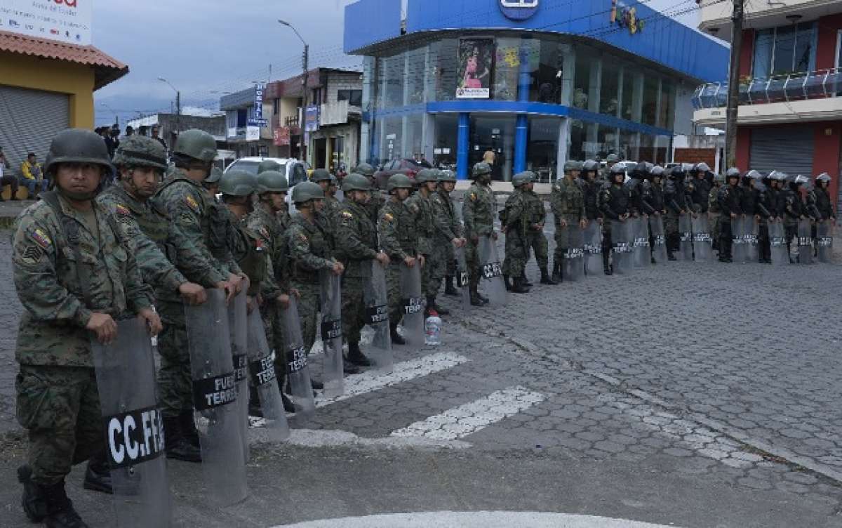 El personal militar cumpl&iacute;a con su labor de precautelar la seguridad de los ciudadanos. 
