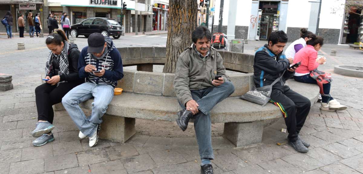 Los cuencanos pueden hacer uso de las plazoletas urbanas y rurales para utilizar internet, un proyecto que lleva adelante la Empresa Etapa.