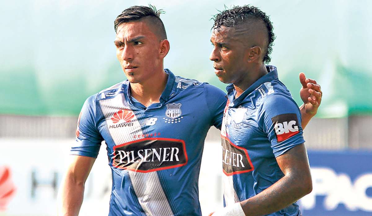 Miler Bola&ntilde;os (der.) junto a su &lsquo;socio&rsquo; &Aacute;ngel Mena festejan uno de los 16 tantos que convirti&oacute; en el campeonato ecuatoriano. Foto: Internet
