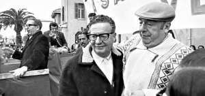 Pablo Neruda (d) y Salvador Allende tuvieron una relaci&oacute;n pr&oacute;xima. Allende muri&oacute; el d&iacute;a del golpe de Estado de Pinochet; Neruda, 12 d&iacute;as despu&eacute;s. Foto: http://statics.elsol.com.ar/
