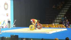 Alexandra Escobar intent&oacute; alzar 100 kg, pero no pudo continuar por lesi&oacute;n. Foto tomada de @DeporteEc 