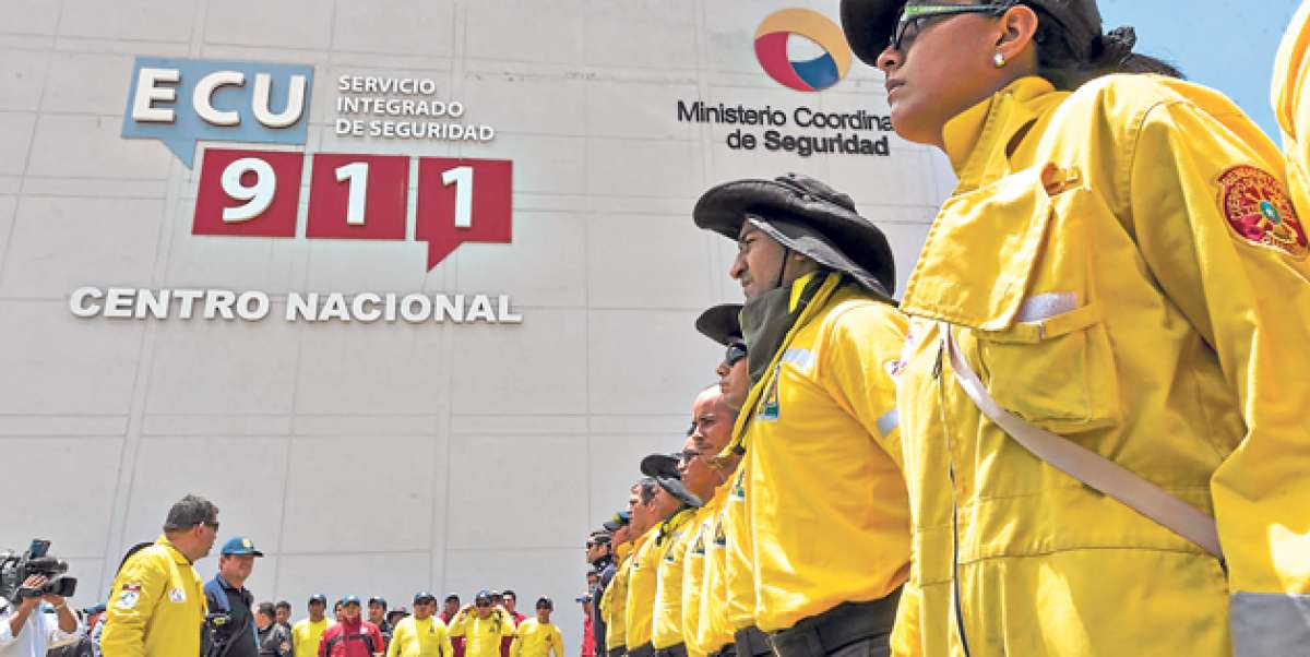 Bomberos de la ciudad de Guayaquil escuchan al ministro C&eacute;sar Navas, quien les dio la bienvenida. Foto: John Guevara/ El Tel&eacute;grafo