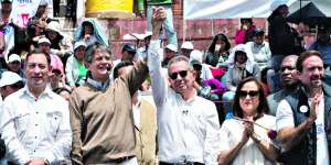 P&eacute;rez Intriago lleg&oacute; junto con el l&iacute;der nacional del movimiento CREO, Guillermo Lasso hasta la plaza Belmonte, donde los esperaban varios simpatizantes.