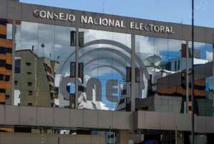 Policía investiga incidente en los exteriores del CNE durante inscripción de candidatos.