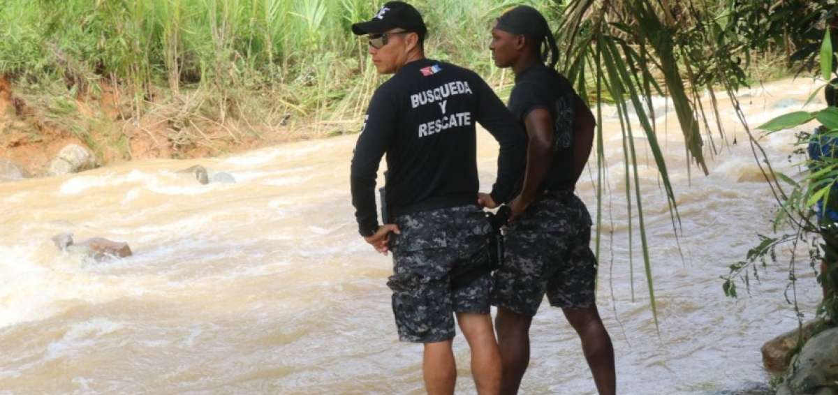 Equipos de rescate buscan a dos j&oacute;venes que cayeron el pasado domingo al r&iacute;o Salat&iacute;, en Portovelo.