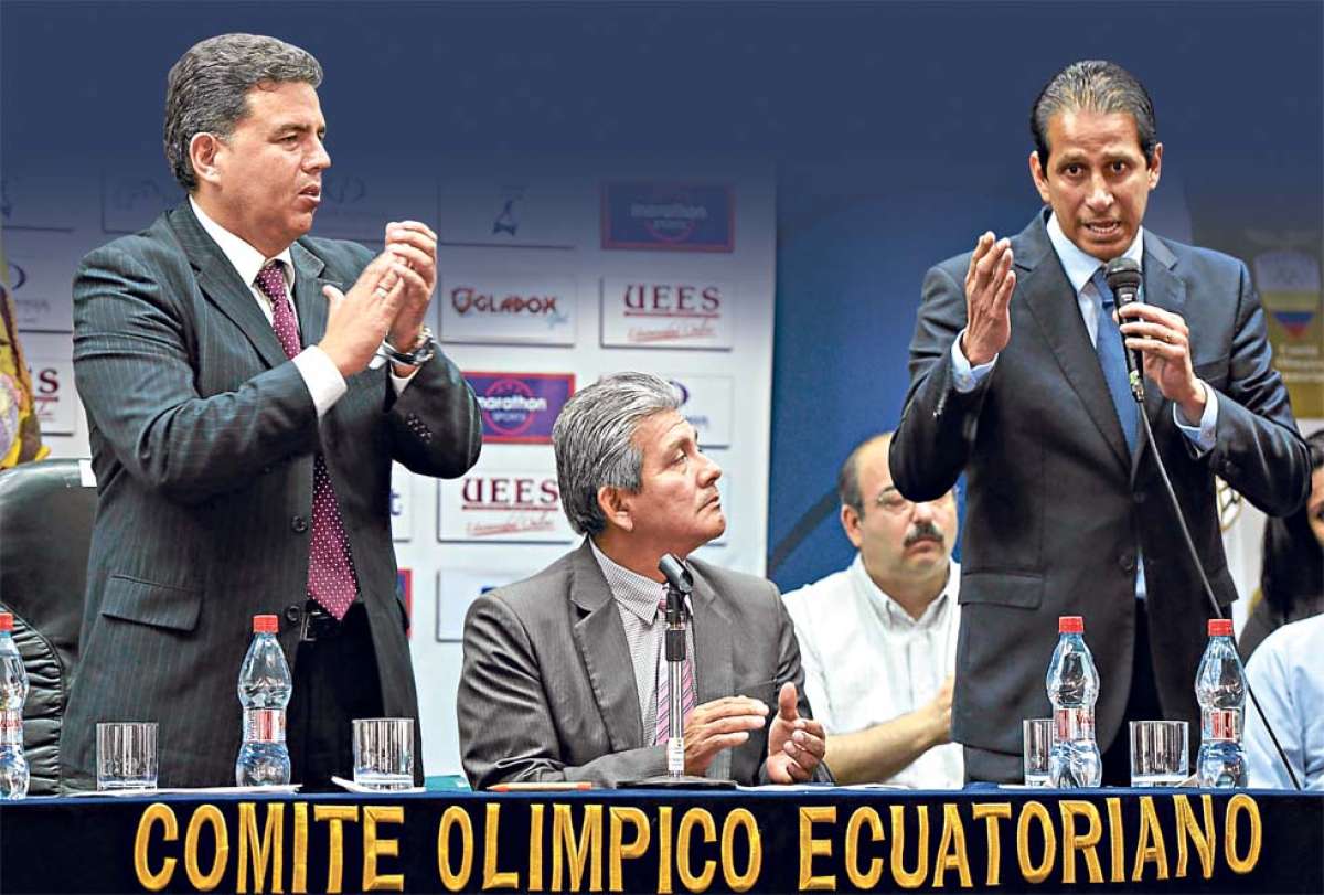 Jos&eacute; Francisco Cevallos (der.) fue nombrado Ministro del Deporte el 24 de mayo de 2011 y cumpli&oacute; 3 a&ntilde;os y medio de gesti&oacute;n. En la gr&aacute;fica, junto a Augusto Mor&aacute;n (izq), durante su posesi&oacute;n en el COE. Foto: Archivo.