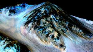 La imagen de la superficie de Marte captada por el MRO (Mars Reconnaissance Orbiter) detalla rayas oscuras que ser&iacute;an fluidos de agua. Cortes&iacute;a: NASA