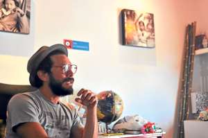 Jaime Tamariz dirige Daemon.Luego de un recorrido por un festival teatral en Bogot&aacute; decidi&oacute; -junto a su equipo- readaptar el espacio para microteatro. Foto: Carina Acosta / El Tel&eacute;grafo