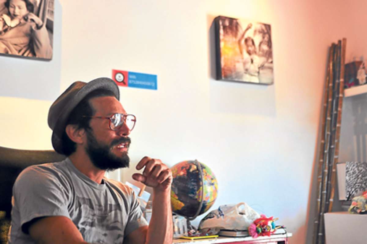 Jaime Tamariz dirige Daemon.Luego de un recorrido por un festival teatral en Bogot&aacute; decidi&oacute; -junto a su equipo- readaptar el espacio para microteatro. Foto: Carina Acosta / El Tel&eacute;grafo