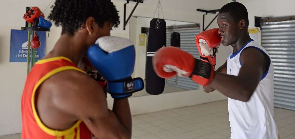 Sergio Mina (derecha) entrena desde hace dos a&ntilde;os en Trinibox, ubicada en la Isla Trinitaria, sur de Guayaquil.
