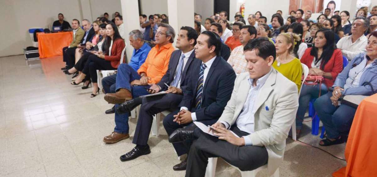 Los expertos juristas en materia laboral analizaron ayer en la sede de Centro Democr&aacute;tico la propuesta de ley que busca proteger el empleo.