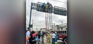 Los bomberos tuvieron que utilizar escaleras para llegar hasta donde estaba el trabajador herido.