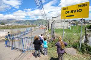 En este punto de la av. Beaterio se construir&aacute; un nuevo puente. El viernes pasado la crecida arrastr&oacute; un taxi. Foto: Santiago Aguirre/ El Tel&eacute;grafo
