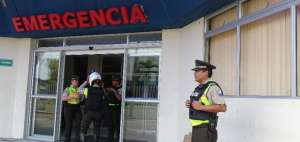 El agente policial herido fue trasladado al hospital de la instituci&oacute;n, donde se revel&oacute; que se trata del polic&iacute;a Pedro Rivera Moncayo.