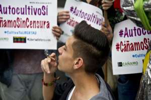 El pasado 28 de octubre, un grupo de manifestantes a favor de la despenalizaci&oacute;n de la marihuana protest&oacute; en las afueras de la Corte Suprema de M&eacute;xico. AFP