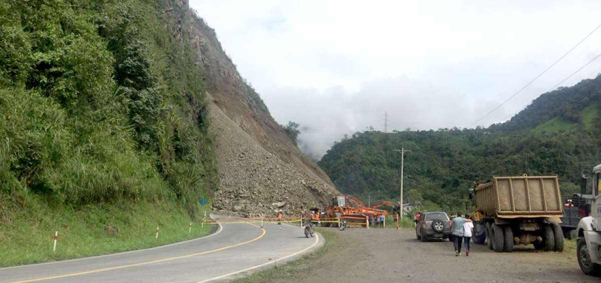 La v&iacute;a Al&oacute;ag-Santo Domingo, afectada por un deslave en el kil&oacute;metro 54, continuaba cerrada al tr&aacute;nsito vehicular hasta ayer y su reapertura estaba prevista para hoy, a m&aacute;s tardar quedar&aacute; para el jueves.