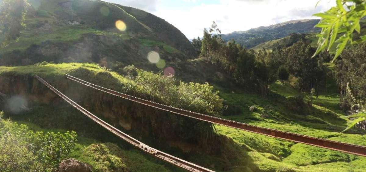 Los rieles abandonados de un tren que uni&oacute; a los pueblos del sur