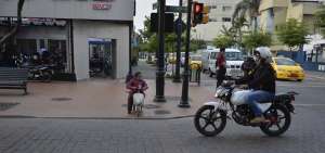 Carlos Sotomayor, de 51 a&ntilde;os, recorre el centro de Guayaquil en una moto peque&ntilde;a para abordar un taxi que lo lleva a Dur&aacute;n, donde vive hace 17 a&ntilde;os. Las veredas sin rampas son el principal obst&aacute;culo.  
