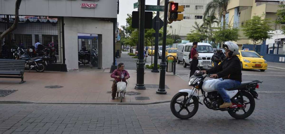 Carlos Sotomayor, de 51 a&ntilde;os, recorre el centro de Guayaquil en una moto peque&ntilde;a para abordar un taxi que lo lleva a Dur&aacute;n, donde vive hace 17 a&ntilde;os. Las veredas sin rampas son el principal obst&aacute;culo.  