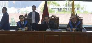 De izquierda a derecha los jueces Jos&eacute; Layedra, Iv&aacute;n Le&oacute;n y Javier de la Cadena, integrantes del Tribunal Penal encargado del juicio del caso Singue.