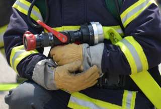 Bomberos de Quito sofocó un incendio en la avenida Simón Bolívar