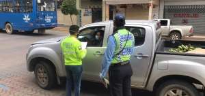  Efectivos de la Polic&iacute;a Nacional realizan controles permanentes de porte de  salvoconductos, junto a los agentes de Control de Tr&aacute;nsito.
