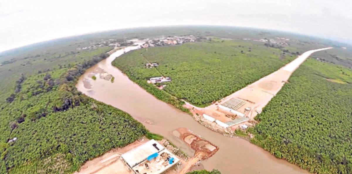 Im&aacute;genes a&eacute;reas de una de las zonas por las que cruzar&aacute; la v&iacute;a R&iacute;o Verde-Huaquillas, de pr&oacute;xima ejecuci&oacute;n. Foto: Cortes&iacute;a del MTOP