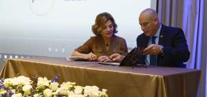 Isabel Noboa, del consorcio Nobis; y Jorge Vel&aacute;squez, gerente de DP World, suscriben el convenio para la ejecuci&oacute;n del proyecto.