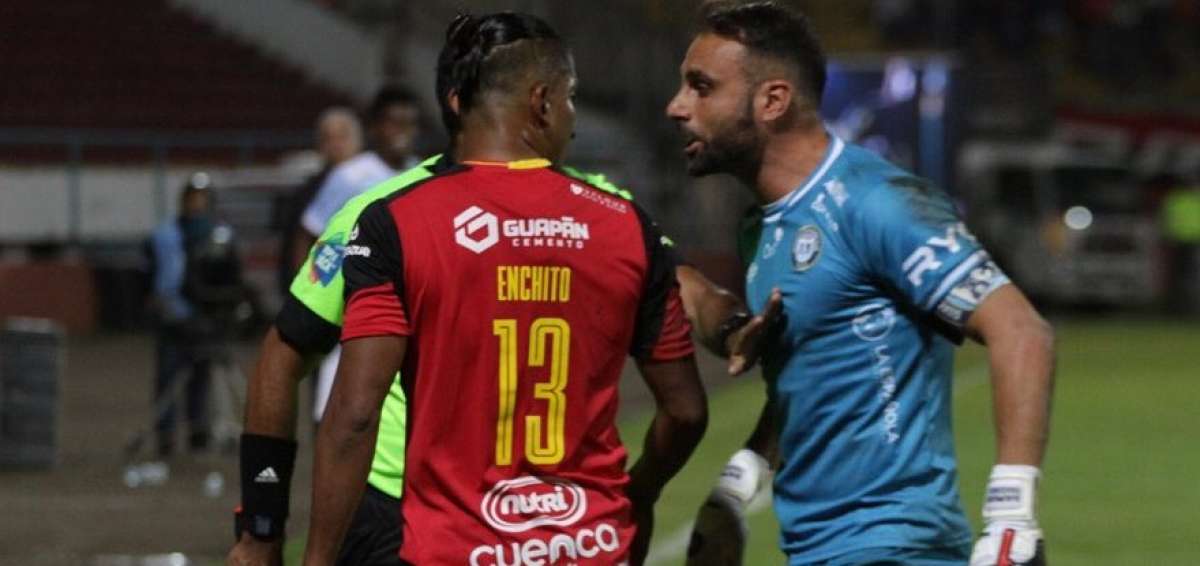 Instante en el que discuten Preciado y Frascarelli en el partido Deportivo Cuenca 0-0 Guayaquil City.