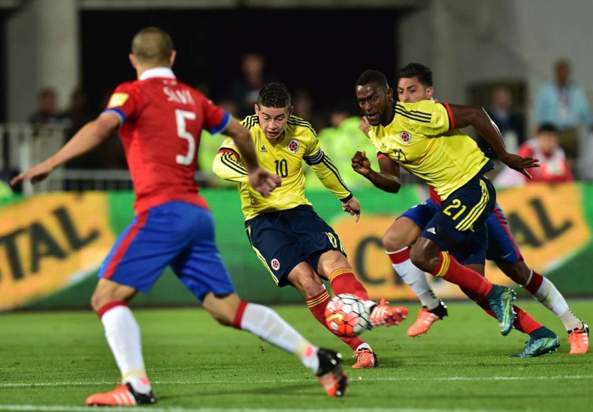 El colombiano James Rodr&iacute;guez (centro) remata al arco, ante la marca de varios jugadores de Chile. Foto: AFP
