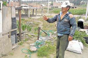 Los habitantes de barrios como La Pir&aacute;mide deben instalar largas mangueras y conectar bombas de succi&oacute;n para acceder al l&iacute;quido. La otra opci&oacute;n es comprar a los tanqueros. Fotos: Elizabet Maggi para El Tel&eacute;grafo