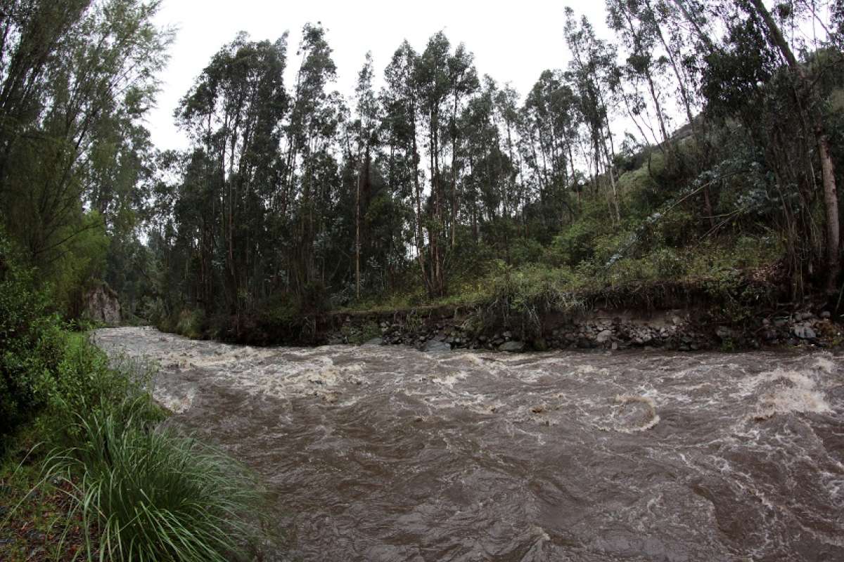 El r&iacute;o de Ambato se ha desbordado por las fuertes lluvias. Foto: Jos&eacute; Miguel Castillo / El Tel&eacute;grafo