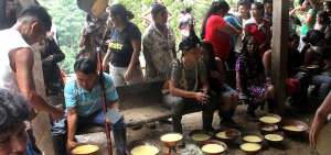 Durante la cacer&iacute;a y pesca, las mujeres, a m&aacute;s de preparar los alimentos, participan en danzas. 