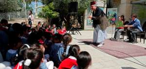Un actor y dos m&uacute;sicos entretienen a ni&ntilde;os palestinos en la escuela creada por Ramzi Aburedwan. La propuesta comenz&oacute; con instrumentos usados.