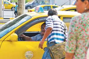 En Guayaquil es habitual ver a los taxistas y pasajeros pactar el valor de la  carrera. Foto: MIGUEL CASTRO / El Tel&eacute;grafo