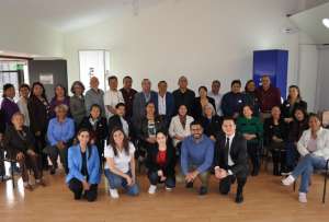 Adultos mayores reciben capacitación para manejar con seguridad sus finanzas personales.