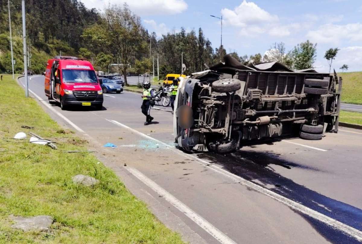 Tres carriles fueron cerrados tras el volcamiento en La Granados.