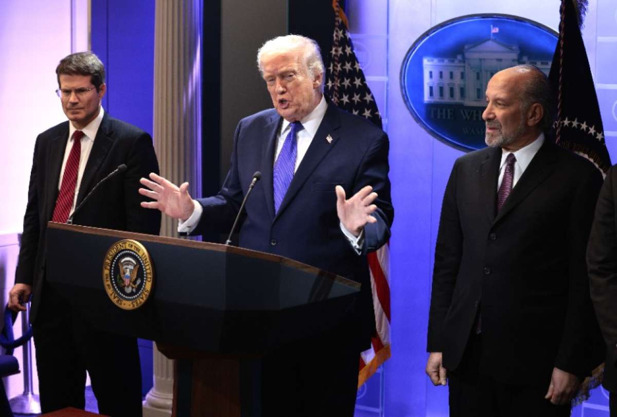 El presidente de Estados Unidos, Donald J. Trump (centro), junto al procurador general John Sauer (izq.) y el secretario de Comercio Howard Lutnik (der.), en la sala de prensa de la Casa Blanca en Washington, DC, EE. UU., el 20 de febrero de 2026. EFE/SHAWN THEW