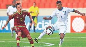 Manuel Seijas (13), de Venezuela, intenta marcar a Josu&eacute; Acosta (6) de Honduras -el viernes pasado- en el estadio Cachamay de Puerto Ordaz. Foto: AFP