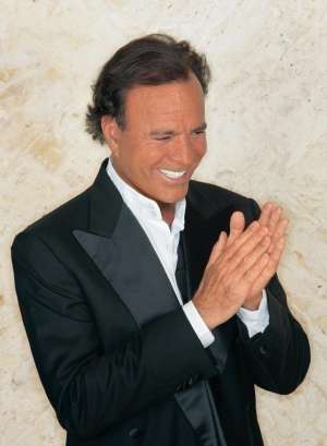 A sus 70 a&ntilde;os, Julio Iglesias est&aacute; de gira, con voz de 20 