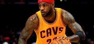 LeBron, campe&oacute;n de la NBA en tres ocasiones, no dio a conocer detalles de su contrato.