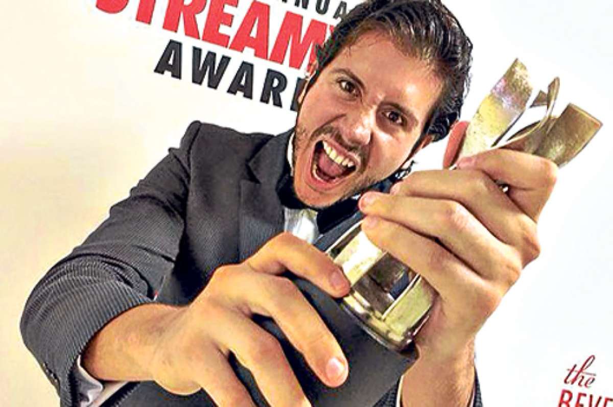 Jorge Ulloa (foto), uno de los mentalizadores y actor del canal humor&iacute;stico, recibi&oacute; el premio de Streamy Awards en representaci&oacute;n de sus compa&ntilde;eros. Foto: Tomada de Facebook