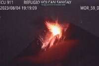 El volcán Sangay expulsa material piroclástico la noche del 4 de agosto de 2023.
