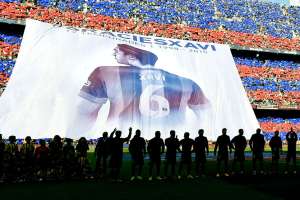 Xavi Hern&aacute;ndez recibi&oacute; un homenaje previo a su &uacute;ltimo partido con la camiseta del Barcelona en el Camp Nou. Foto: Afp