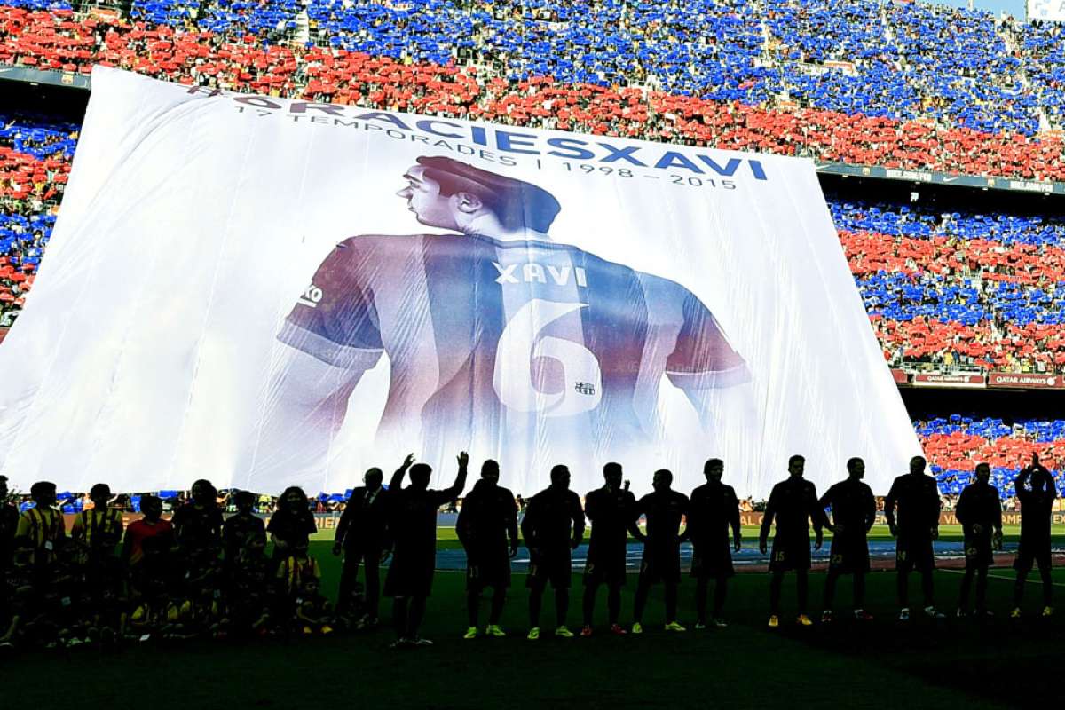 Xavi Hern&aacute;ndez recibi&oacute; un homenaje previo a su &uacute;ltimo partido con la camiseta del Barcelona en el Camp Nou. Foto: Afp