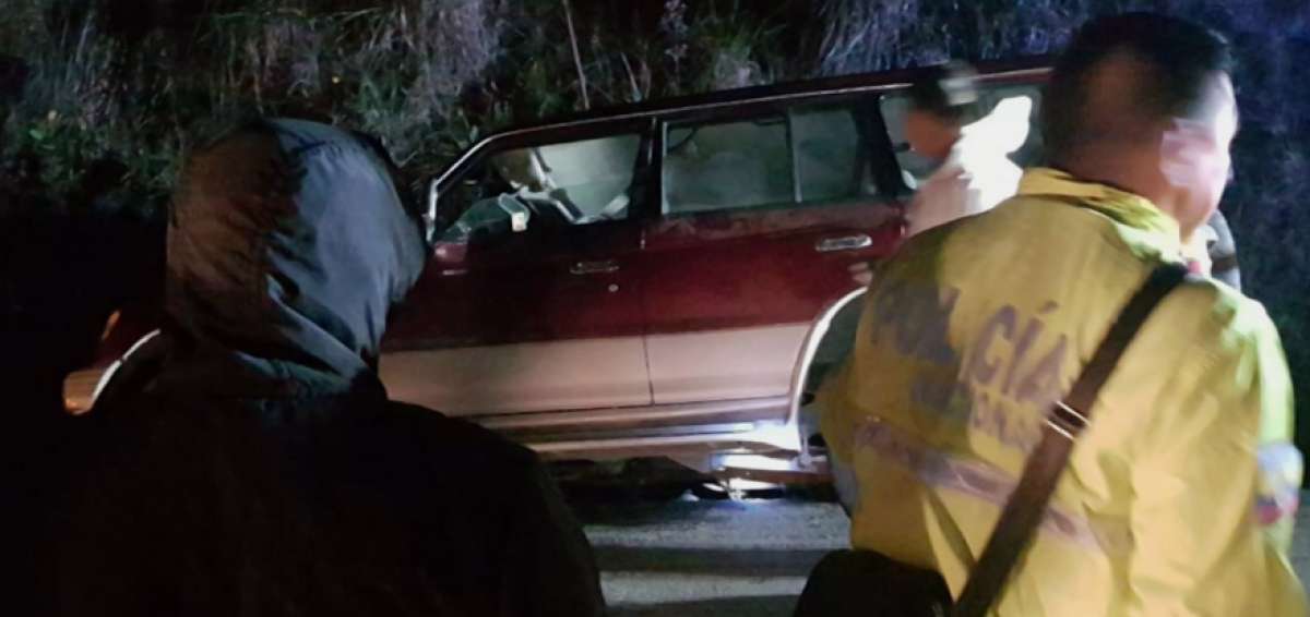 En el km 5 de la v&iacute;a Loja-Catamayo, sector Laguna de los Militares, fue hallado el auto Montero encunetado y los dos hombres baleados.