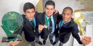 Los ganadores, de izq. a der., Jos&eacute; Andino, Nicol&aacute;s Hurtado y Paterson Plaza, cursan el tercero de bachillerato con 17 a&ntilde;os. Foto: &Aacute;lvaro P&eacute;rez.