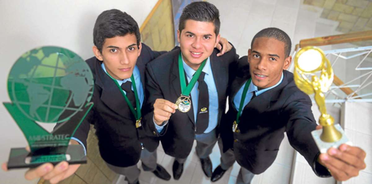 Los ganadores, de izq. a der., Jos&eacute; Andino, Nicol&aacute;s Hurtado y Paterson Plaza, cursan el tercero de bachillerato con 17 a&ntilde;os. Foto: &Aacute;lvaro P&eacute;rez.
