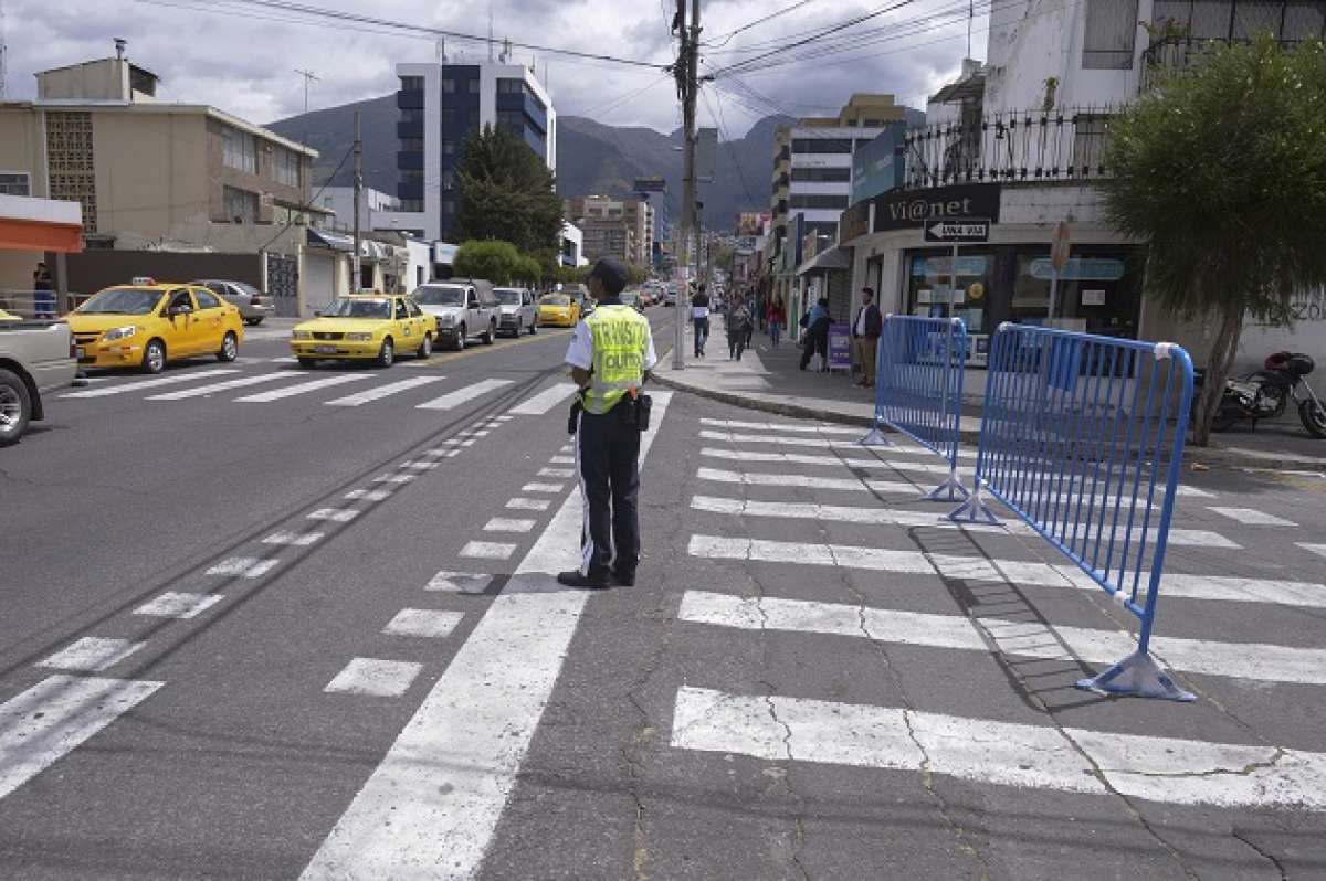 Polic&iacute;a Metropolitana y Polic&iacute;a Nacional realizaron cierres en las avenidas principales para hacer el paso peatonal. Foto: Daniel Molineros / EL TEL&Eacute;GRAFO