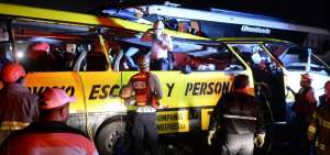 Elementos de Rescate de la Comisi&oacute;n de Tr&aacute;nsito del Ecuador (CTE), Polic&iacute;a y bomberos colaboraron en el accidente.